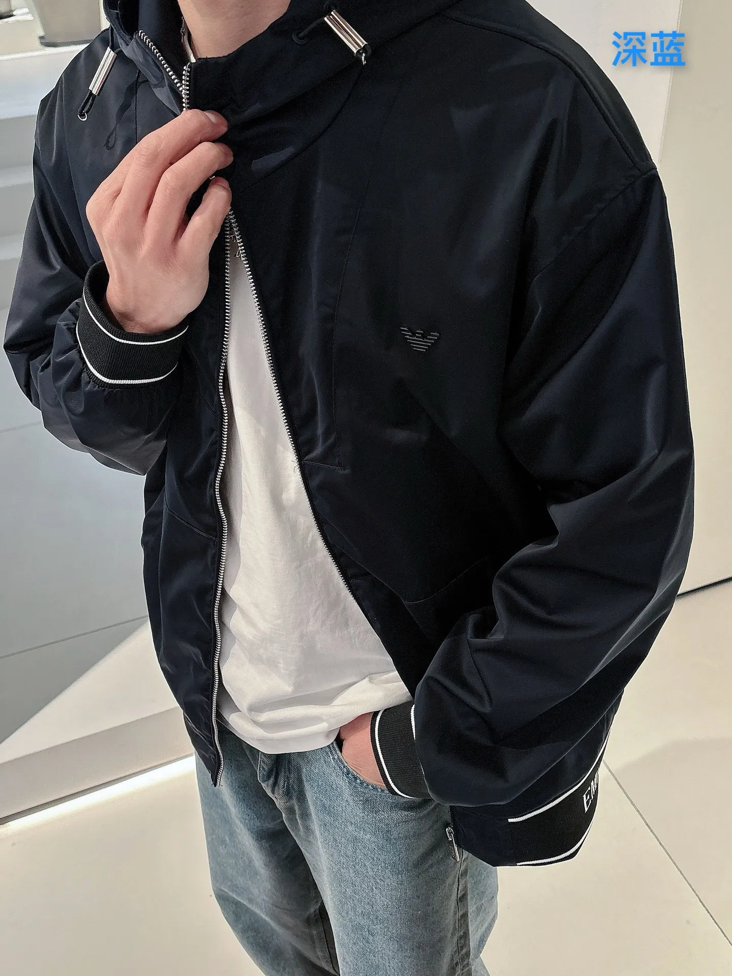 Armani official website Same Style, complete with three labels, on sale in advance. 2026 Autumn and Winter New Arrival men's jacket, Original with complete three labels, Premium version. Custom-made fabrics at the counter. Breathable, high comfort, impeccable details, brand element design concept, reflecting high quality. It feels delicate and soft, presents a casual cut, and has a great upper body shape. Sizes: M～3XL,